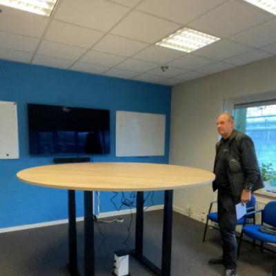 Ronde zit-sta vergadertafel