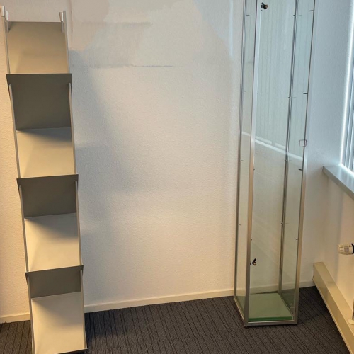 vitrinekast en folderrek.JPG