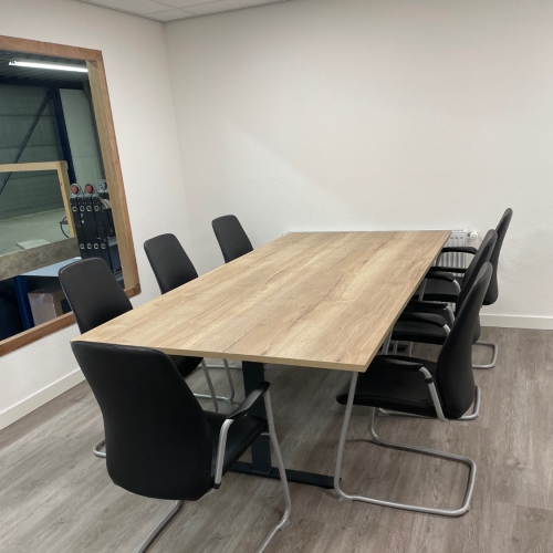 vergadertafel met stoelen