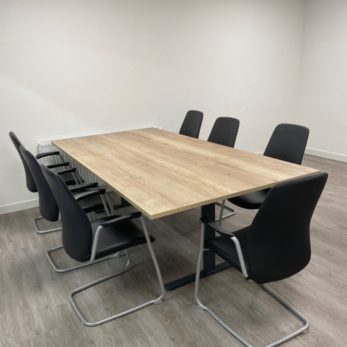vergadertafel met stoelen