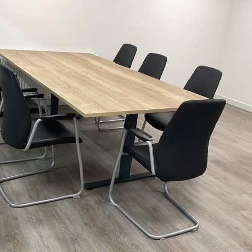 vergadertafel met stoelen