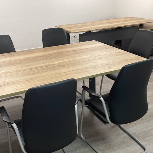 vergadertafel met stoelen