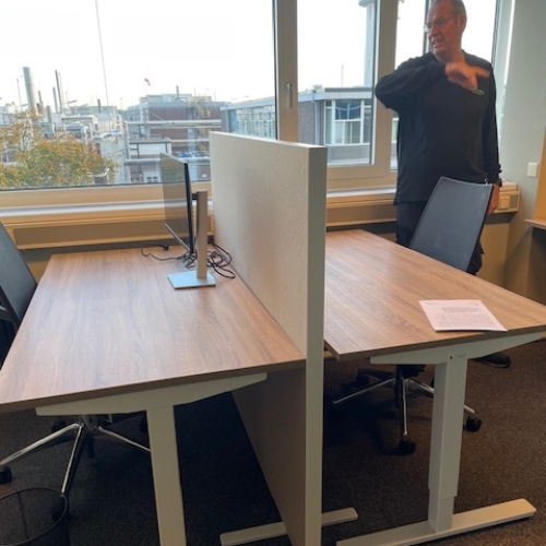 Vergadertafel met stoelen en werkplekken met Akopanel geluidswerende schermen (1).jpg