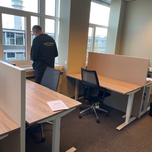 Vergadertafel met stoelen en werkplekken met Akopanel geluidswerende schermen (5).jpg