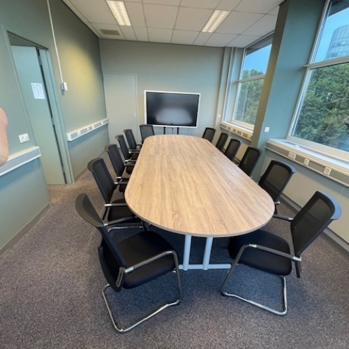 Vergadertafel met stoelen en werkplekken met Akopanel geluidswerende schermen (3).jpg