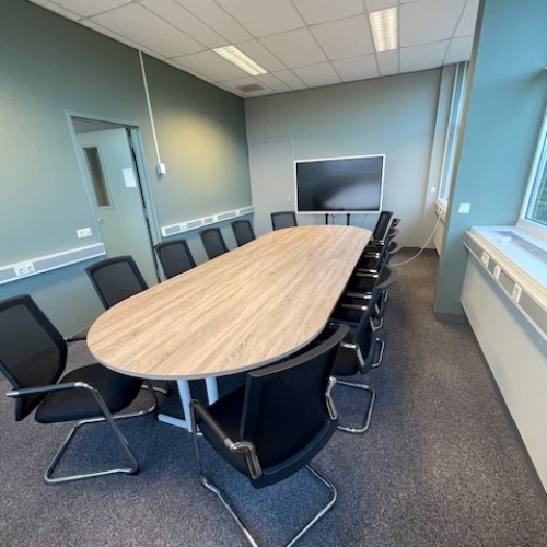 Vergadertafel met stoelen en werkplekken met Akopanel geluidswerende schermen (4).jpg