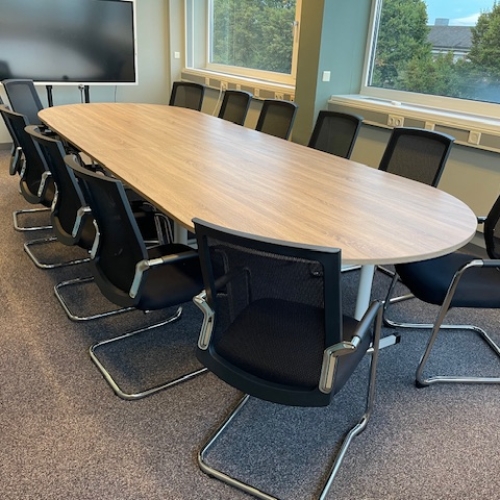 Vergadertafel met stoelen en werkplekken met Akopanel geluidswerende schermen (2).jpg
